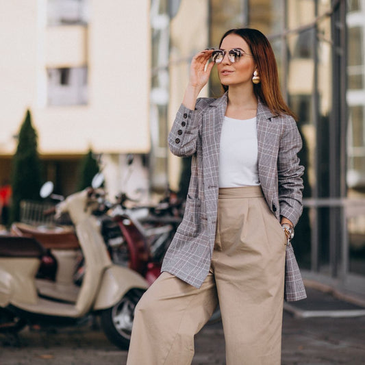 Outfit für den Alltag. eine Frau mit einem schicken lässigem Outfit